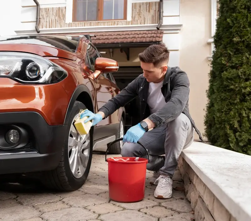 Lavage auto à domicile Saint-M'Hervé : professionnel intervenant sur un véhicule